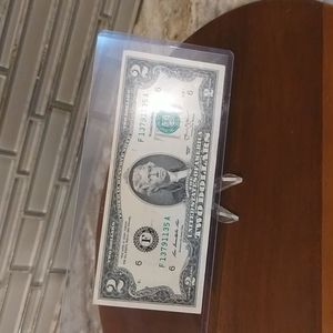 2 dollar bills